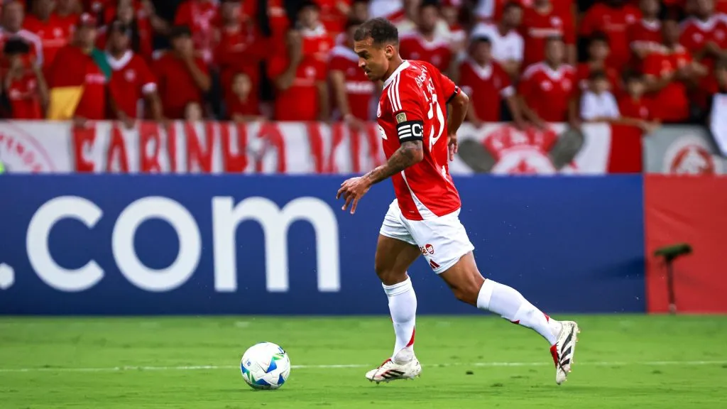Alan Patrick jogador do Internacional durante partida contra o Atlético Nacional no estádio Beira-Rio pelo campeonato Copa Libertadores 2025. Foto: Maxi Franzoi/AGIF