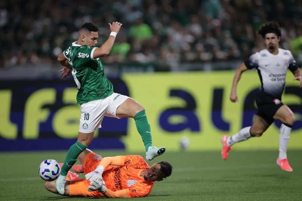 SP – BARUERI – 12/04/2025 – BRASILEIRO A 2025, PALMEIRAS X CORINTHIANS – Paulinho jogador do Palmeiras disputa lance com Matheus Donelli jogador do Corinthians durante partida no estadio Arena Barueri pelo campeonato Brasileiro A 2025. Foto: Ettore Chiereguini/AGIF