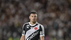 Hugo Moura em ação nas quatro linhas com a camisa do Vasco. Foto: Thiago Ribeiro/AGIF.