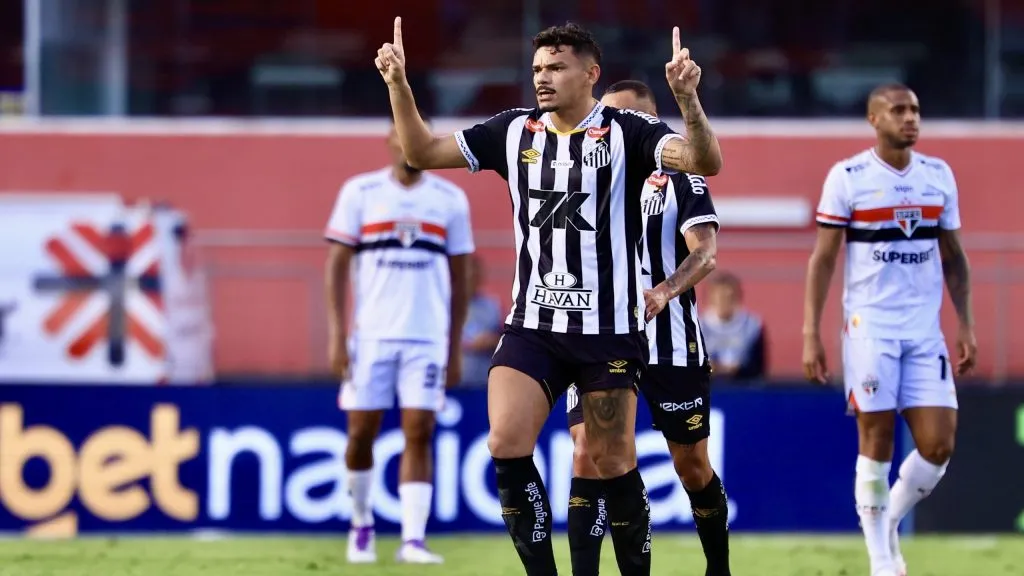 Tiquinho Soares jogador do Santos comemora seu gol durante partida contra o São Paulo no estádio Morumbi pelo campeonato Brasileiro A 2025. Foto: Marcello Zambrana/AGIF