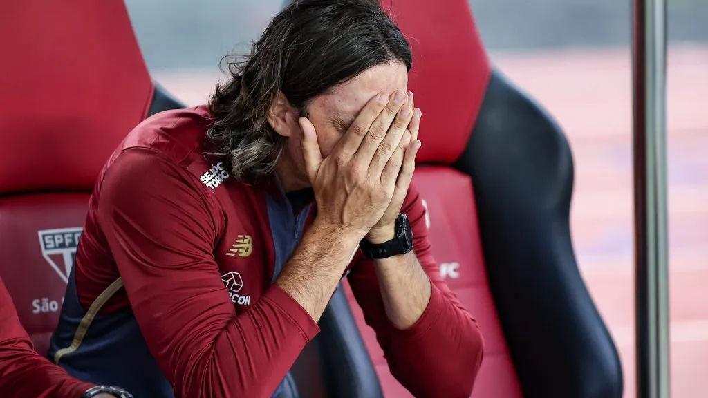 Luis Zubeldia, técnico do São Paulo, durante partida contra o Santos no estadio Morumbi pelo campeonato Brasileiro A 2025. Foto: Fabio Giannelli/AGIF