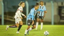 Crivelari, jogadora do São Paulo disputa lance com a rival do Grêmio no Brasileirão Feminino