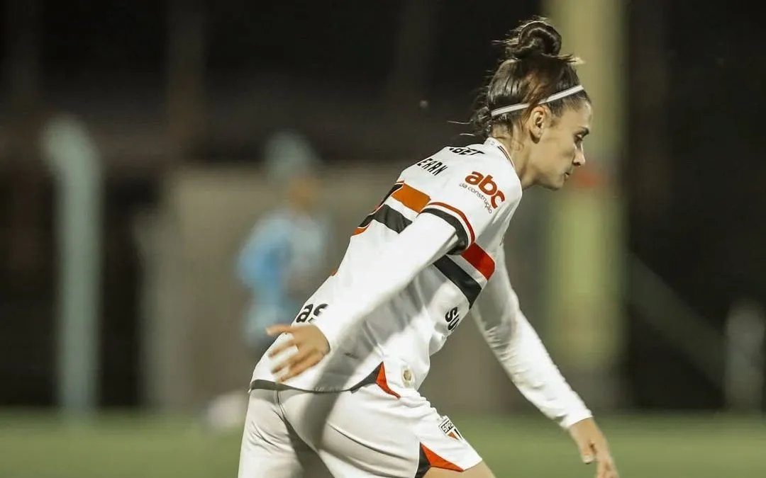 Bruna Calderan, lateral-direita do São Paulo durante partida contra o Grêmio em Novo Hamburgo-RS no Brasileirão Feminino. Foto: Aline Fiuza / São Paulo FC