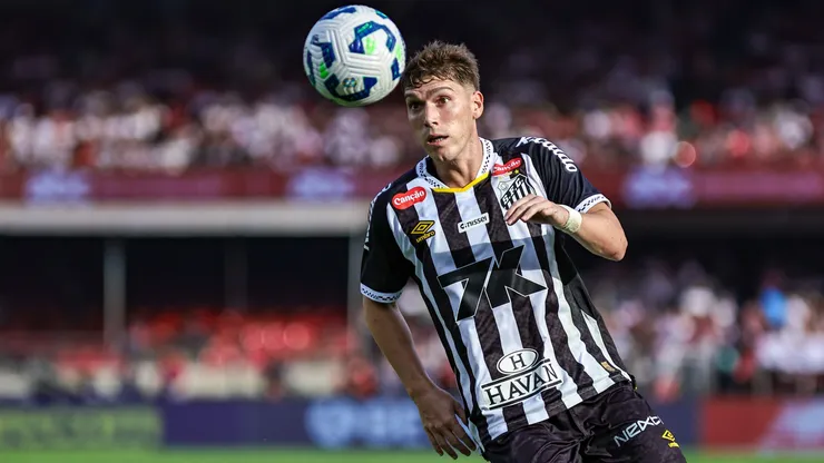Rollheiser jogador do Santos durante partida contra o São Paulo no estádio Morumbi pelo campeonato Brasileiro A 2025. Foto: Fabio Giannelli/AGIF