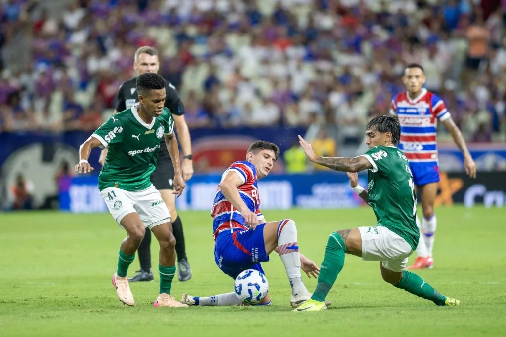 Jogador durante o confronto. Foto: Baggio Rodrigues/AGIF