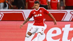 Aguirre deu sua versão dos fatos e disse que lance com Aravena foi normal