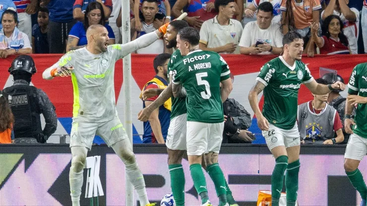 Jogadores do Palmeiras no confronto contra o Fortaleza - Foto: Thiago Ribeiro/AGIF