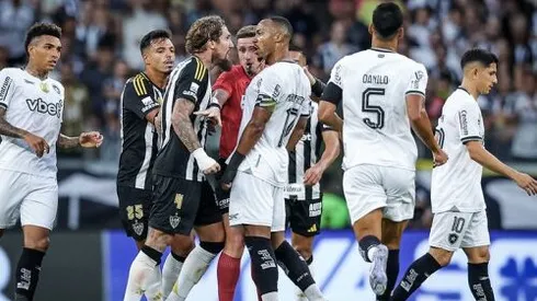 Lyanco e Marlon Freitas durante Atlético-MG x Botafogo. foto: Ramon Lisboa/EM/D.A. Press