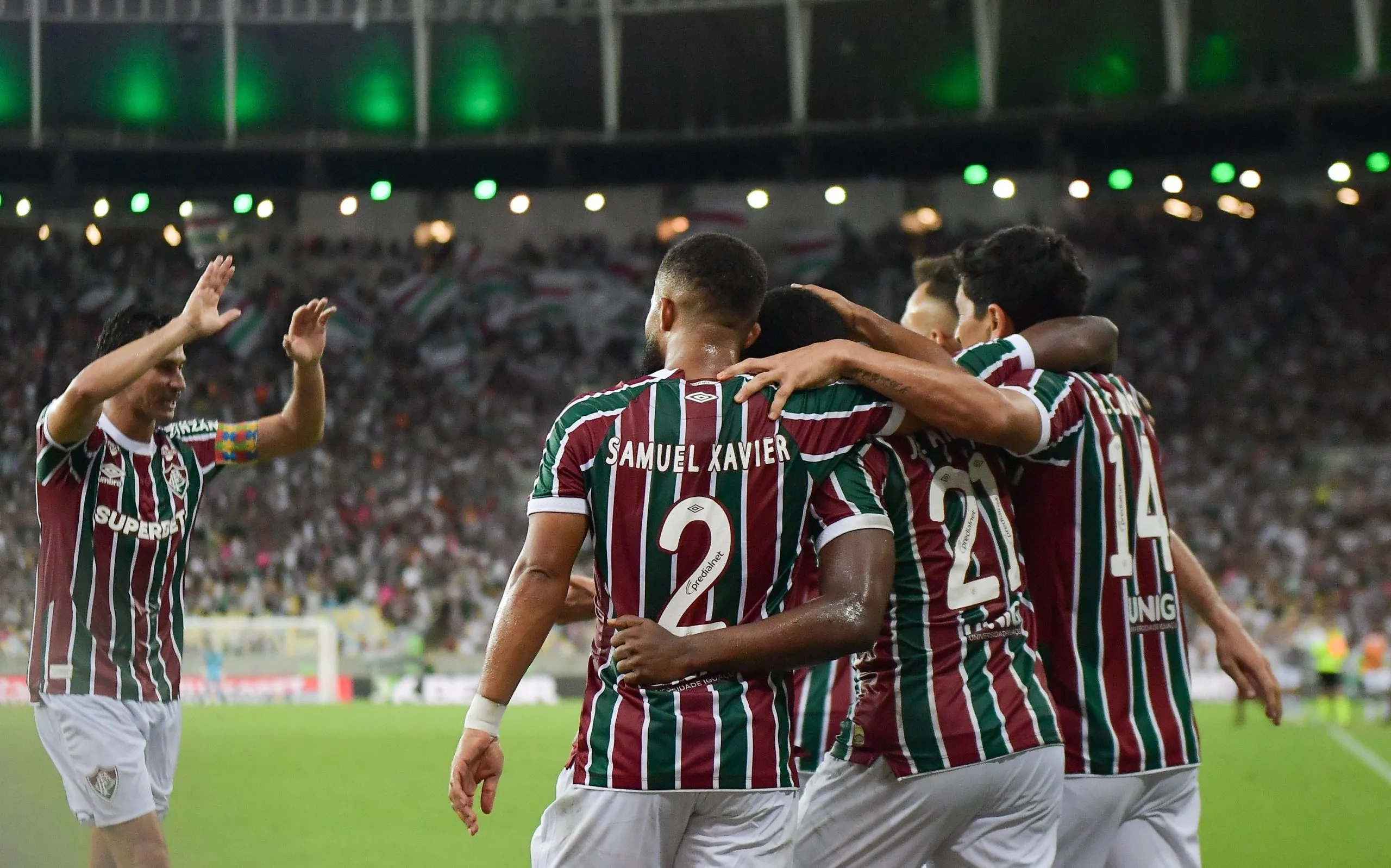 German Cano, jogador do Fluminense comemora seu gol com jogadores do seu time durante partida contra o Vitoria no estadio Maracana pelo campeonato Brasileiro A 2025. Foto: Thiago Ribeiro/AGIF