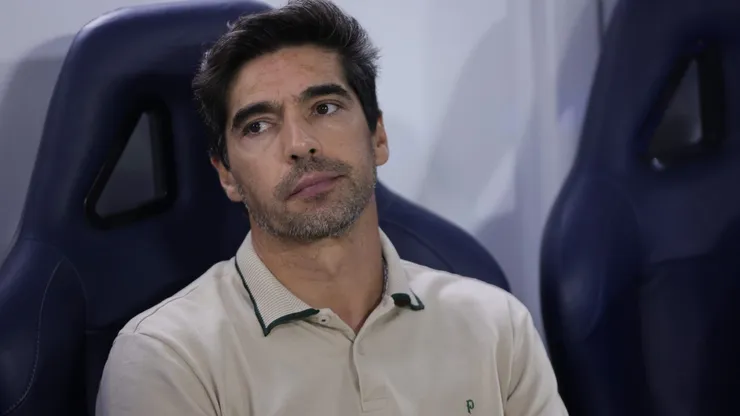 Abel Ferreira acompanha equipe do Palmeiras - Foto: Ettore Chiereguini/AGIF