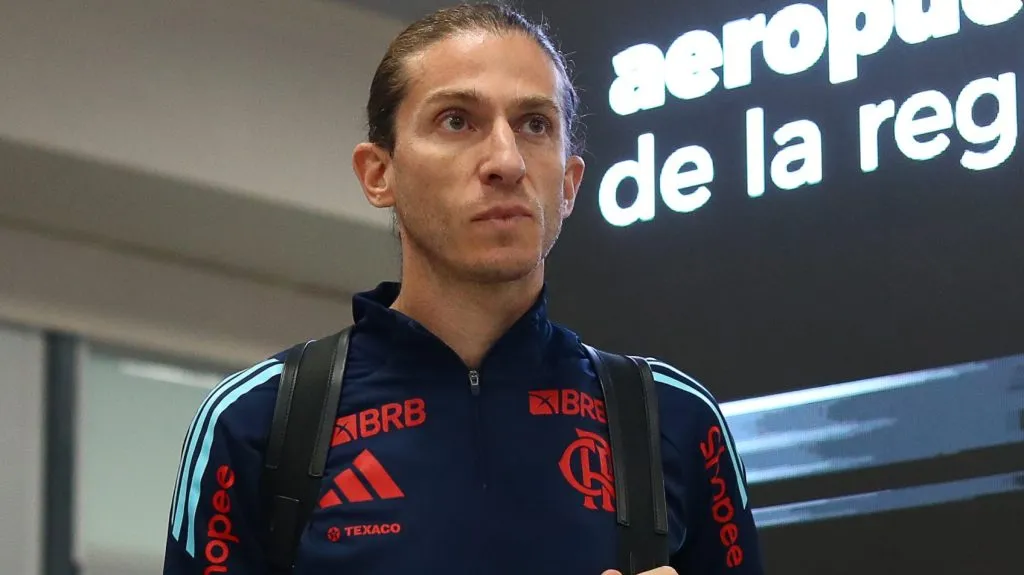 Filipe Luís desembarcando em Quito. Foto: Gilvan de Souza/CRF