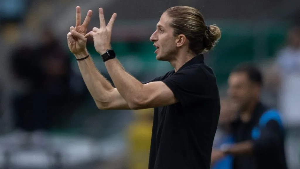 Filipe Luís durante partida. Foto: Liamara Polli/AGIF