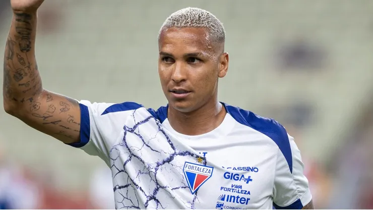 Deyverson durante aquecimento em partida entre Fortaleza e Palmeiras, na Arena Castelão, pelo Brasileirão. Foto: Thiago Ribeiro/AGIF