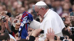 Papa Francisco segurando a camisa do San Lorenzo. (Photo by Dan Kitwood/Getty Images)