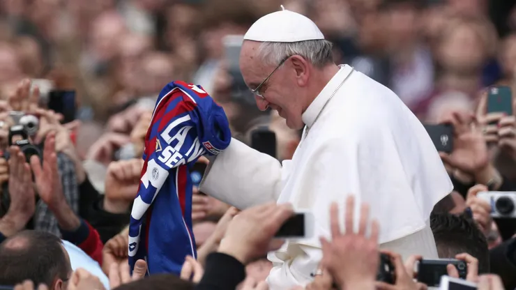 Papa Francisco segurando a camisa do San Lorenzo. (Photo by Dan Kitwood/Getty Images)