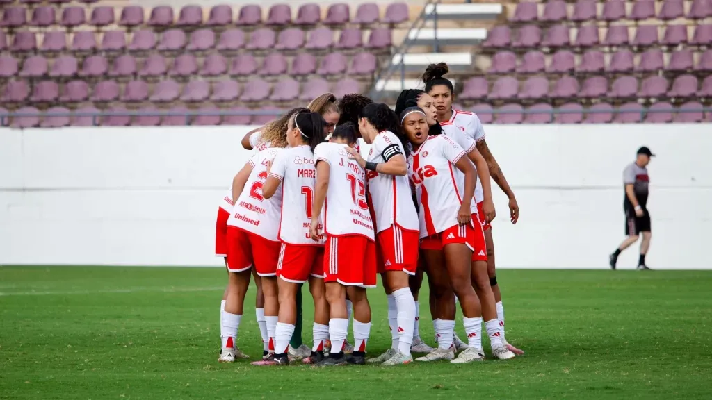 Time feminino do Internacional em duelo contra a Ferroviáira