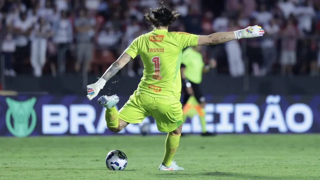 Cássio erra passe no Cruzeiro. Foto: Marcello Zambrana/AGIF