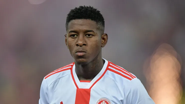 Vitão, zagueiro titular do Internacional