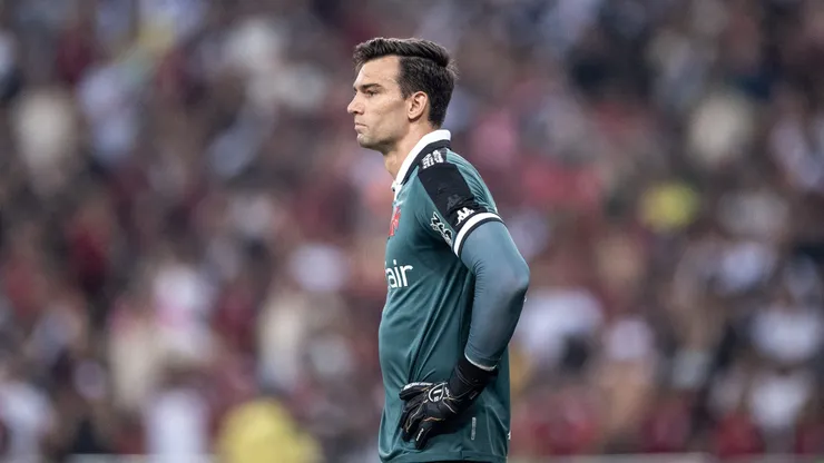 Léo Jardim, goleiro do Vasco, durante partida contra o Flamengo, pelo Brasileirão Betano. Foto: Thiago Ribeiro/AGIF.