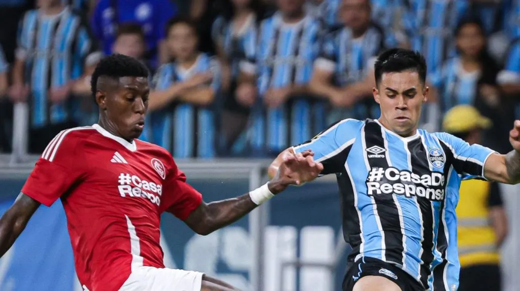 Foto: Maxi Franzoi/AGIF – Aravena em disputa de bola com Vitão, zagueiro do Inter.