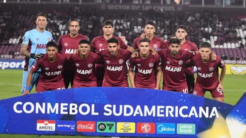Elenco do Lanús durante duelo pela Copa Sul-Americana - Foto: Reprodução/Lanús