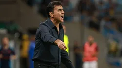Gustavo Quinteros ex-técnico do Grêmio durante partida contra o Flamengo no estádio Arena do Grêmio pelo campeonato Brasileiro A 2025.