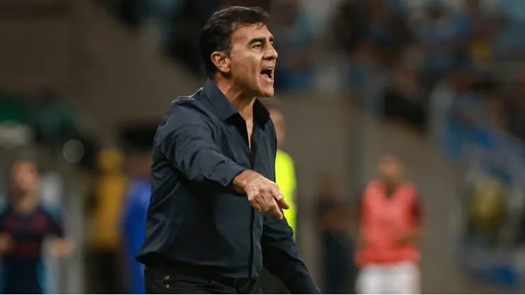 Gustavo Quinteros ex-técnico do Grêmio durante partida contra o Flamengo no estádio Arena do Grêmio pelo campeonato Brasileiro A 2025.