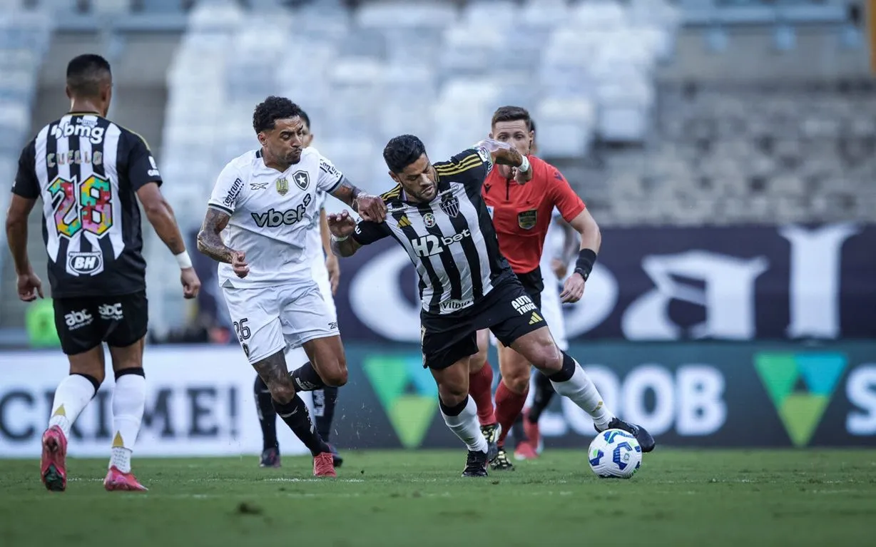 Hulk, atacante do Atlético Mineiro disputa lance com o rival do Botafogo em partida difícil no Mineirão pelo Campeonato Brasileiro. Fotos: Pedro Souza/Galo