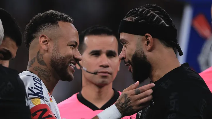 Neymar e Memphis Depay em Corinthians x Santos pelo Campeonato Paulista 2025. Foto: Ettore Chiereguini/AGIF