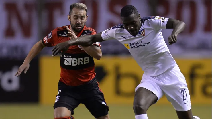 Último jogo entre Flamengo e LDU em Quito teve cinco gols e vitória Rubro-Negra (Photo by Rodrigo Buendia - Pool)