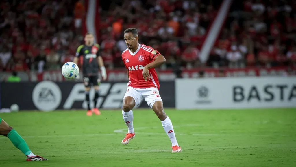 Fernando em ação nas quatro linhas com a camisa do Colorado. Foto: Vinicius Molz Schubert/AGIF.