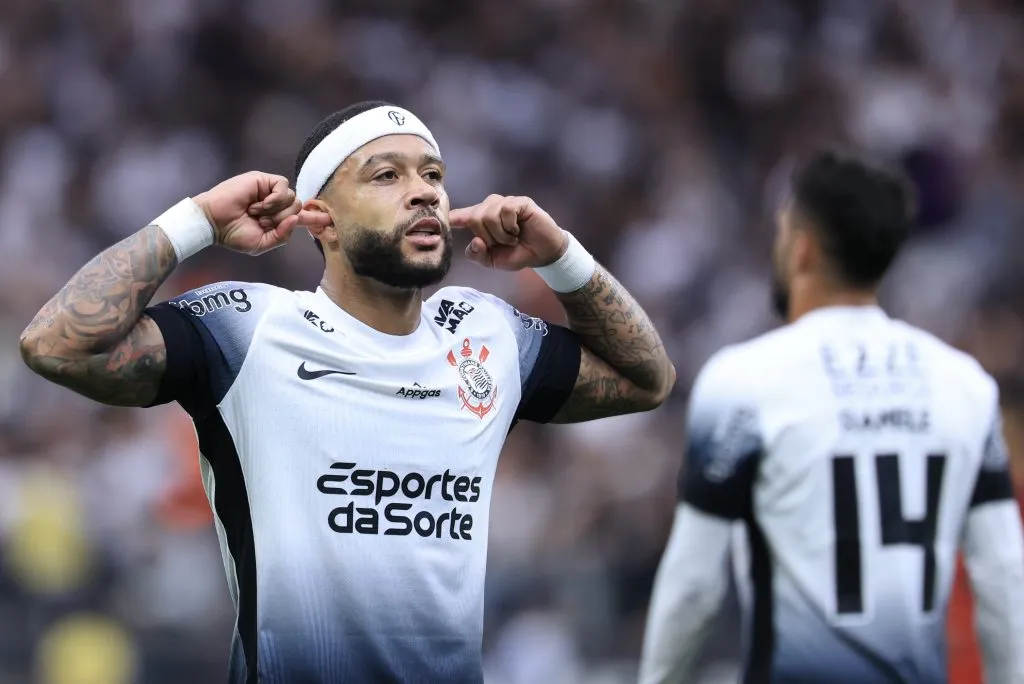 Memphis Depay jogador do Corinthians comemora seu gol durante partida contra o Sport – Foto: Marcello Zambrana/AGIF