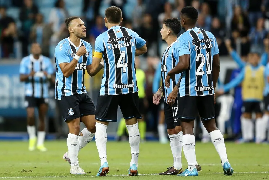 Jogadores do Grêmio durante o clássico. (Photo by Pedro H. Tesch/Getty Images)