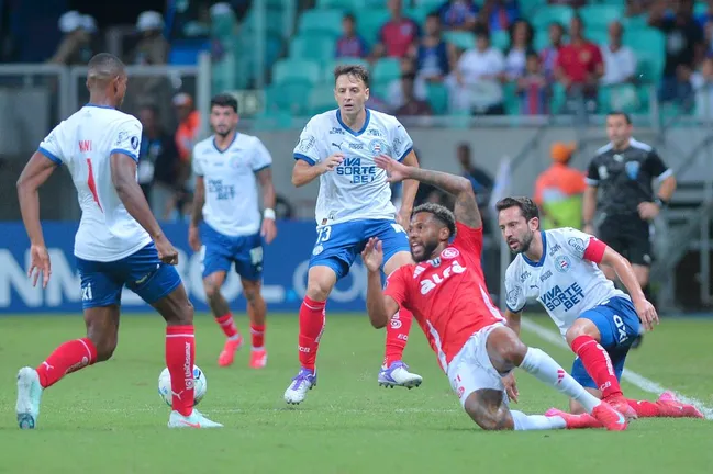 Wesley, jogador do Internacional durante partida contra o Bahia – Foto: Walmir Cirne/AGIF