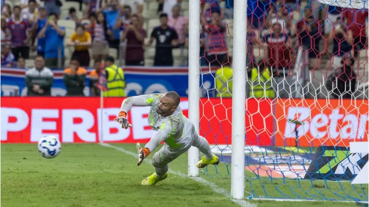 Weverton voa para fazer defesa em pênalti de Lucero em Fortaleza x Palmeiras
