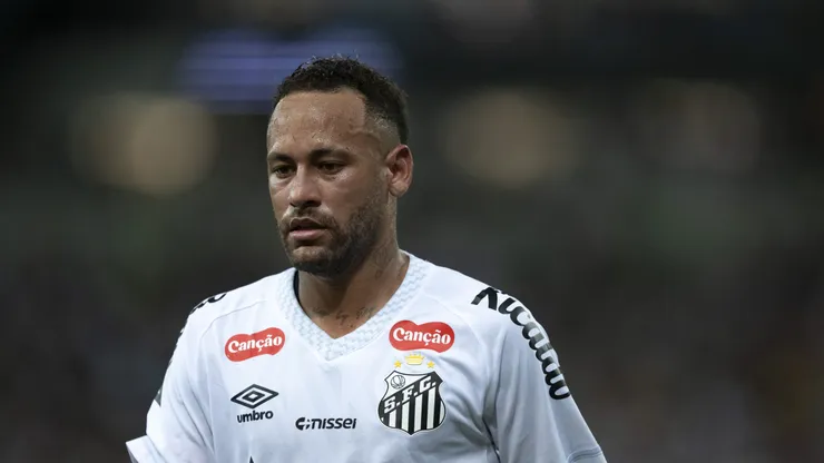 Neymar Jr jogador do Santos durante partida contra o Fluminense no estádio Maracanã pelo campeonato Brasileiro A 2025. Foto: Jorge Rodrigues/AGIF