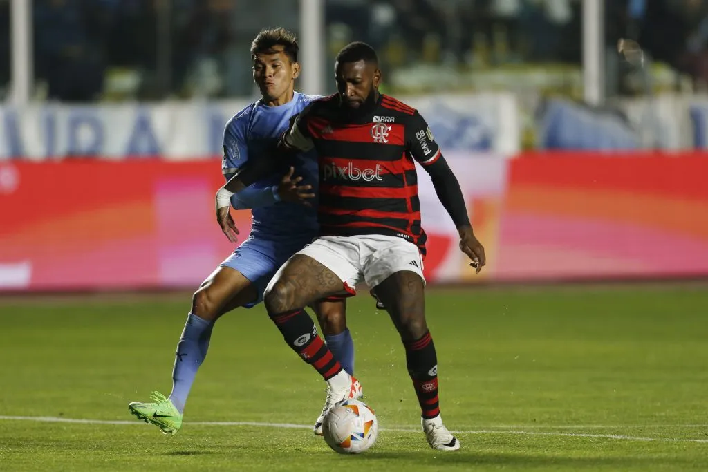 Na última partida realizada na altitude, o Flamengo perdeu para o Bolívar, mas conseguiu a classificação. Foto: Gaston Brito Miserocchi/Getty Images)