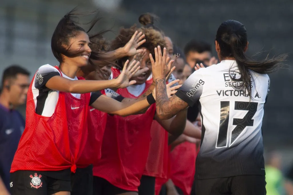Vic Albuquerque jogadora do Corinthians comemora seu gol durante partida contra o Juventude no estádio Alfredo Schürig pelo campeonato Brasileiro A 2025. Foto: Anderson Romão/AGIF