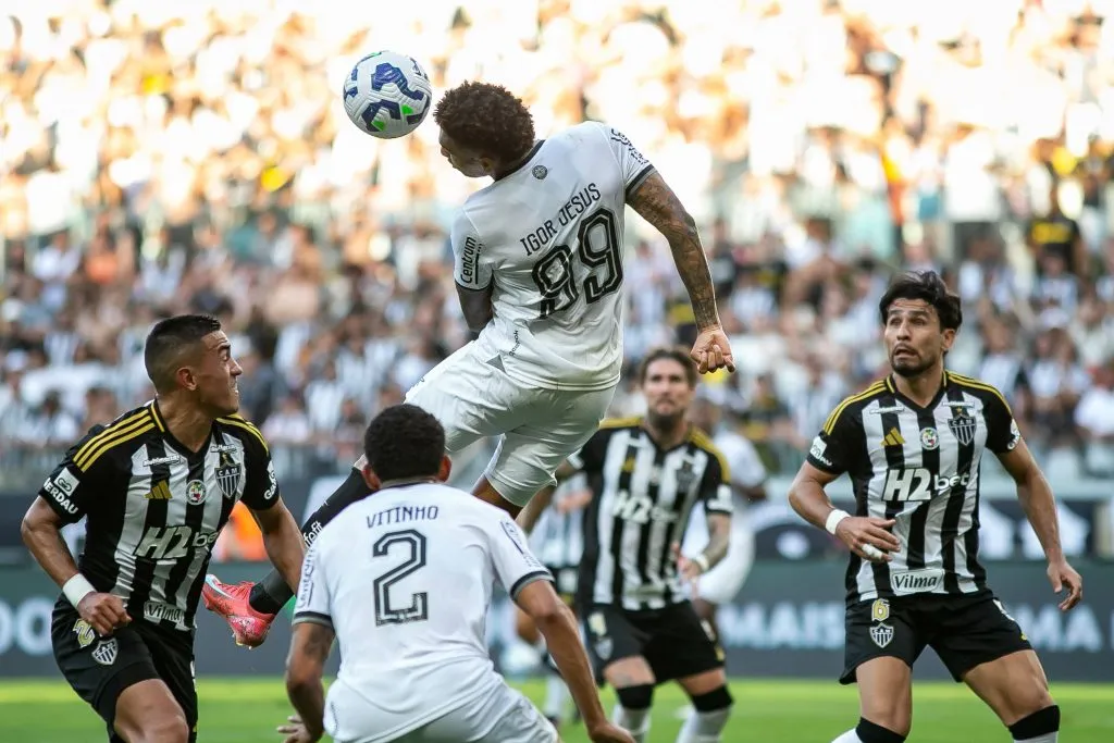 Cuello, disputa ance com Igor Jesus do Botafogo durante partida contra o Galo no Mineirao pelo campeonato Brasileiro A 2025. Foto: Fernando Moreno/AGIF