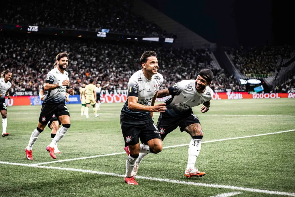 SP – SAO PAULO – 02/03/2025 – PAULISTA 2025, CORINTHIANS X MIRASSOL – Angel Romero jogador do Corinthians comemora seu gol com Memphis Depay jogador da sua equipe durante partida contra o Mirassol no estadio Arena Corinthians pelo campeonato Paulista 2025. Foto: Leonardo Lima/AGIF