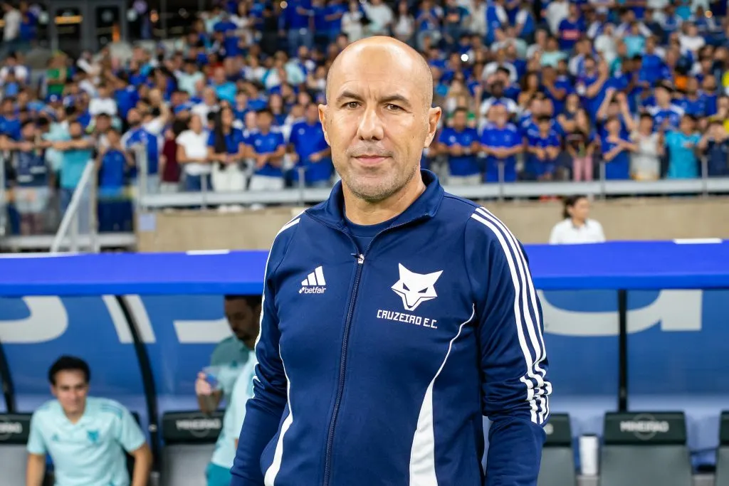 Treinador em jogo da Raposa. Foto: Fernando Moreno/AGIF