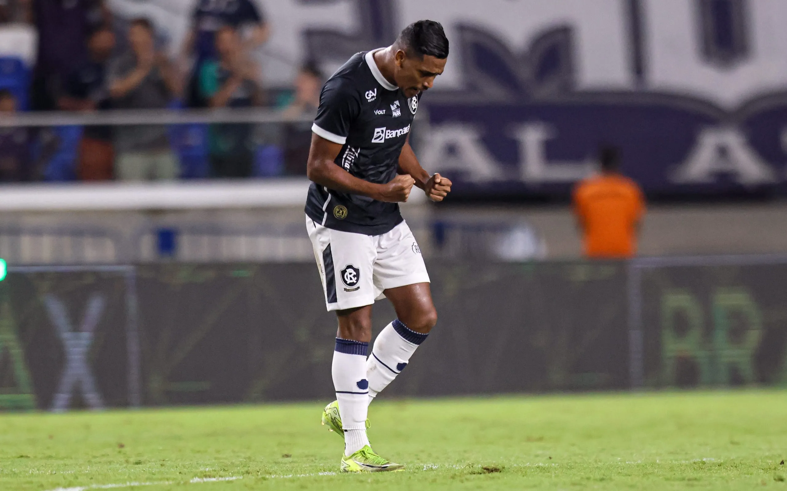 Pedro Rocha,  do Remo comemora seu gol durante partida contra o Coritiba no estadio Mangueirao pelo campeonato Brasileiro B 2025. Foto: Fernando Torres/AGIF