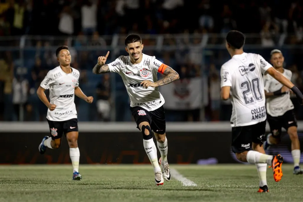 Leo Mana, lateral do Corinthians comemora seu gol durante partida contra o America-MG no estadio Abreuzao pelo campeonato Copa Sao Paulo 2024. Foto: Leonardo Lima/AGIF