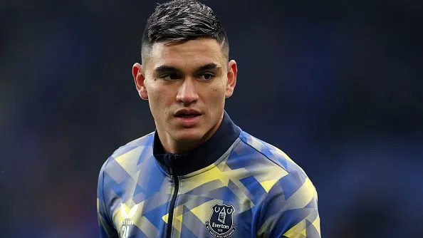 Carlos Alcaraz durante partida. Foto: Lewis Storey/Getty Images