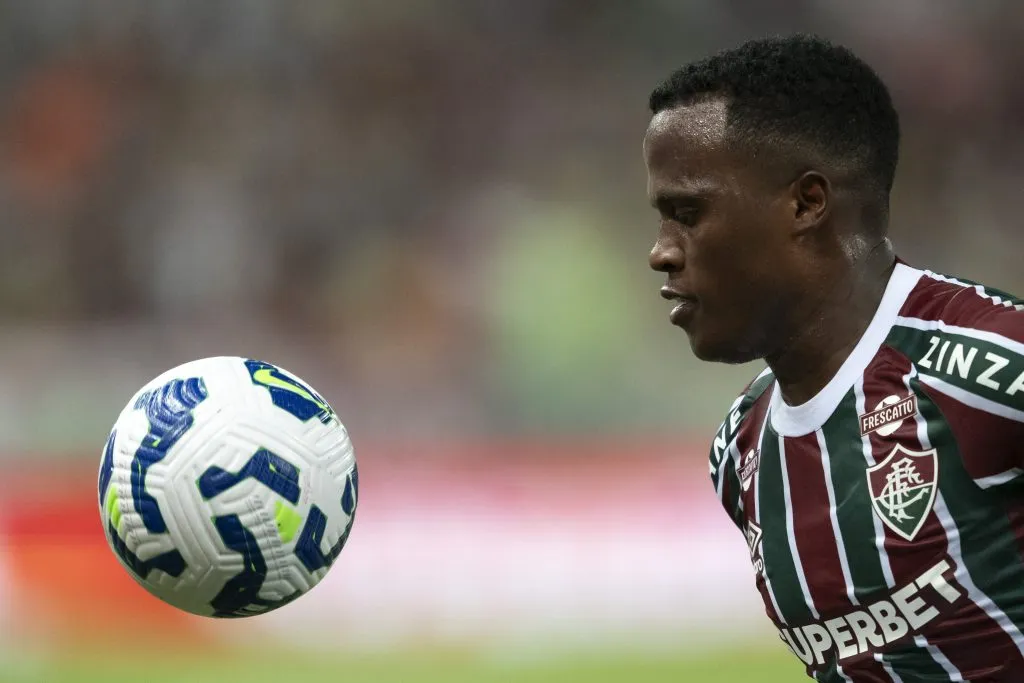 Apesar da reclamação, cômite da CBF concorda com a não marcação do pênalti – Foto: Jorge Rodrigues/AGIF