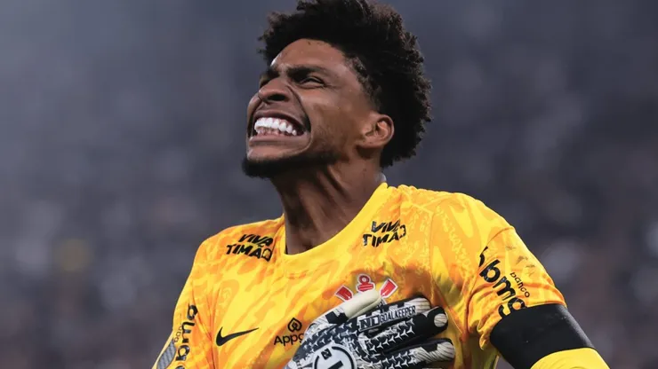 Hugo Souza comemorando título. Foto: Ettore Chiereguini/AGIF