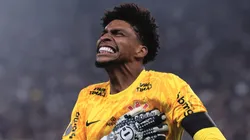 Hugo Souza comemorando título após a final do Campeonato Paulista entre Corinthians e Palmeiras, na Neo Química Arena.