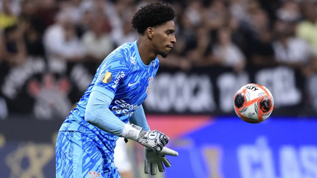 Hugo Souza durante partida. Foto: Marcello Zambrana/AGIF