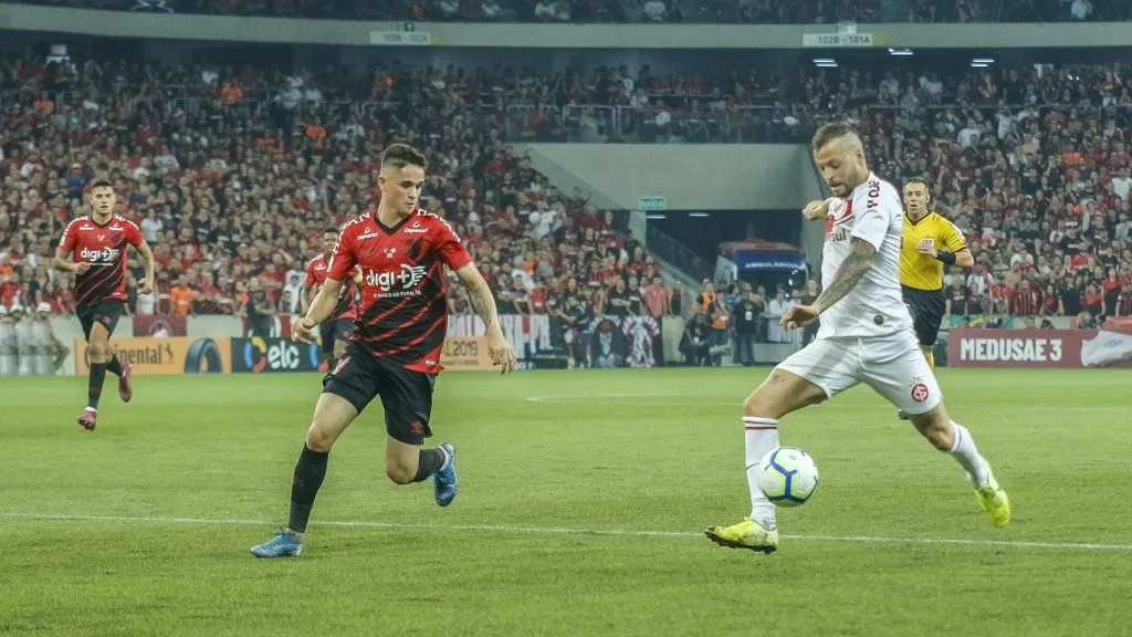 Nico López em ação nas quatro linhas com a camisa do Colorado. Foto: Gabriel Machado/AGIF.