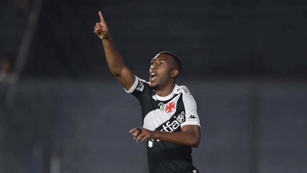 Rayan comemora gol no Vasco. Foto: Thiago Ribeiro/AGIF
